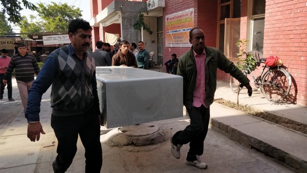 CBI staff taking an almirah into the CBI court to store the documents related to the Manesar land scam chargesheet. (HT photo) CBI staff taking an almirah into the CBI court to store the documents related to the Manesar land scam chargesheet. (HT photo)