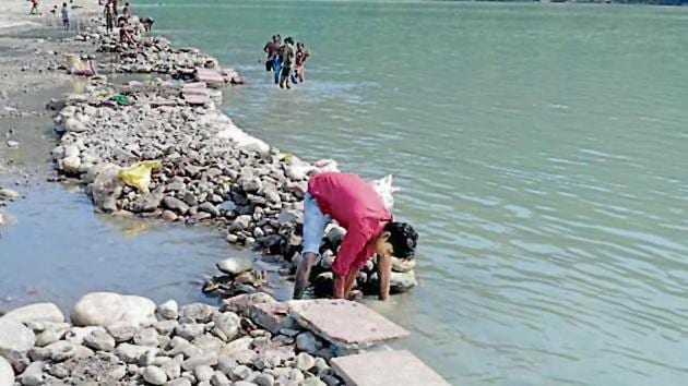 The efforts to clean the Ganga were launched in 1986. The water quality has improved on two of three key parameters.(HT File Photo)