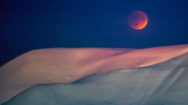 A super blue blood moon behind a mountain is seen from Longyearbyen, Norway on January 31, 2018. (NTB scanpix AND NTB Scanpix / Heiko JUNGE / Norway OUT / AFP) A super blue blood moon behind a mountain is seen from Longyearbyen, Norway on January 31, 2018. (NTB scanpix AND NTB Scanpix / Heiko JUNGE / Norway OUT / AFP)
