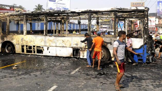 Protesters vandalised a police vehicle and torched buses after a bus mowed down two people in Kolkata. (Samir Jana / HT Photo) Protesters vandalised a police vehicle and torched buses after a bus mowed down two people in Kolkata. (Samir Jana / HT Photo)