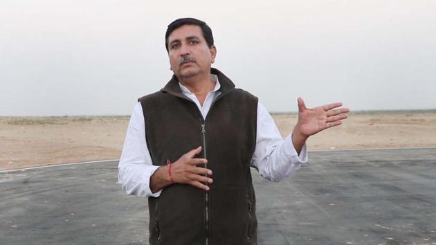 Congress national secretary and former Barmer MP Harish Choudhary interacting with the media person at Barmer on Saturday. (HT Photo.) Congress national secretary and former Barmer MP Harish Choudhary interacting with the media person at Barmer on Saturday. (HT Photo.)
