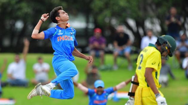 Kamlesh Nagarkoti (L) removed Australian captain Jason Sangha to pile on the pressure. (AFP)