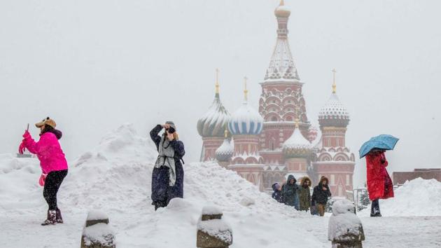Tourists take photographs in front of Saint Basil's Cathedral on the snow covered Red Square during a heavy snowfall in Moscow on January 31, 2018. (Mladen Antonov / AFP) Tourists take photographs in front of Saint Basil's Cathedral on the snow covered Red Square during a heavy snowfall in Moscow on January 31, 2018. (Mladen Antonov / AFP)