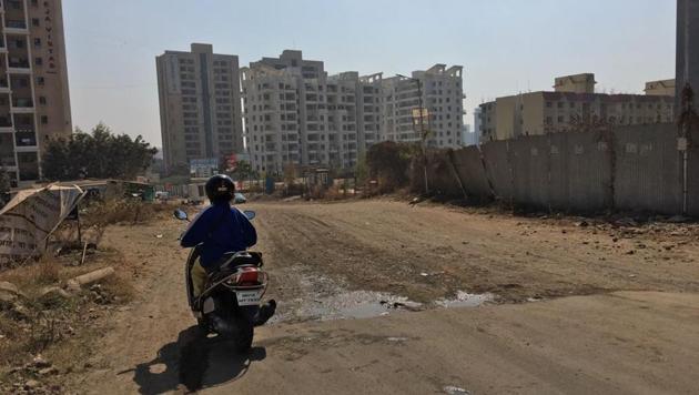 The society had sought details of the road construction from Raheja Vista to Ganga Kingston co-op housing society, wherein 10 specific questions were asked. (HT PHOTO) The society had sought details of the road construction from Raheja Vista to Ganga Kingston co-op housing society, wherein 10 specific questions were asked. (HT PHOTO)