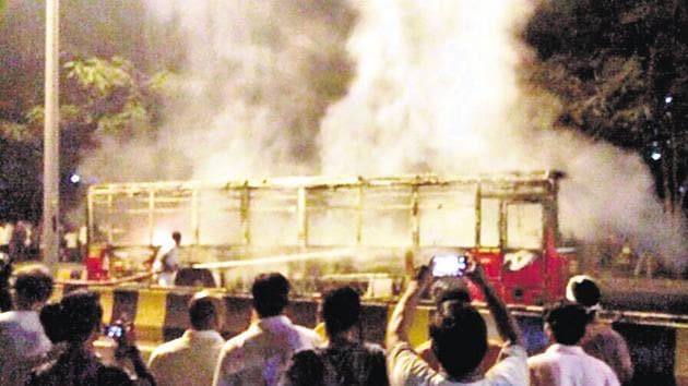 The bus was going towards Karave from Nerul station when it caught fire at sector 28. (Bachchan Kumar/HT) The bus was going towards Karave from Nerul station when it caught fire at sector 28. (Bachchan Kumar/HT)