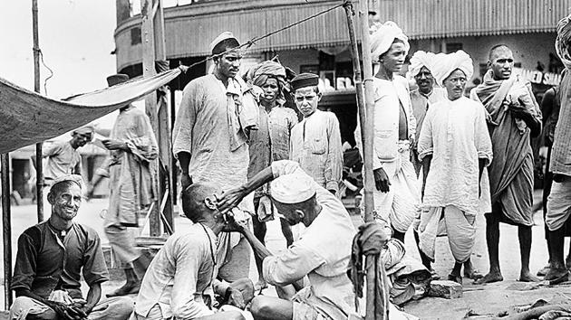 A street barber in Delhi.(Bettmann Archive)