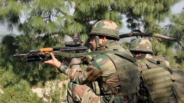 Army soldiers take positions near the Line of Control in Nowshera sector of Rajouri near Jammu.(PTI File Photo)