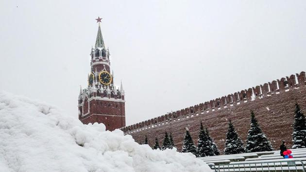 A big snowdrift is piled up in front of Spasskaya tower and the Kremlin wall on the background during a snowfall in central Moscow on February 3. (AFP Photo) A big snowdrift is piled up in front of Spasskaya tower and the Kremlin wall on the background during a snowfall in central Moscow on February 3. (AFP Photo)