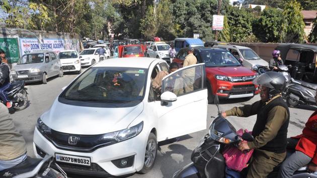 Cars parked haphazardly outside Convent School in Dehradun. (Vinay Santosh Kumar/HT PHOTO) Cars parked haphazardly outside Convent School in Dehradun. (Vinay Santosh Kumar/HT PHOTO)
