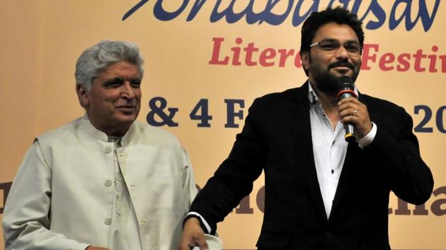 Javed Akhtar and Babul Supriyo during the inauguration of Shabdotsav at Symbiosis, Vimannagar on Saturday in Pune.(HT PHOTO)