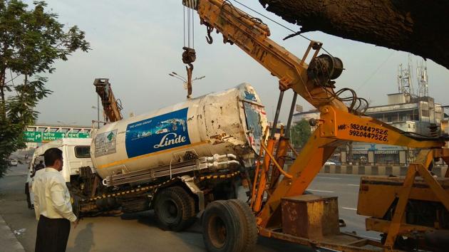 Traffic cops clear the tanker from the Sion-Pavel highway. (Bachchan Kumar) Traffic cops clear the tanker from the Sion-Pavel highway. (Bachchan Kumar)