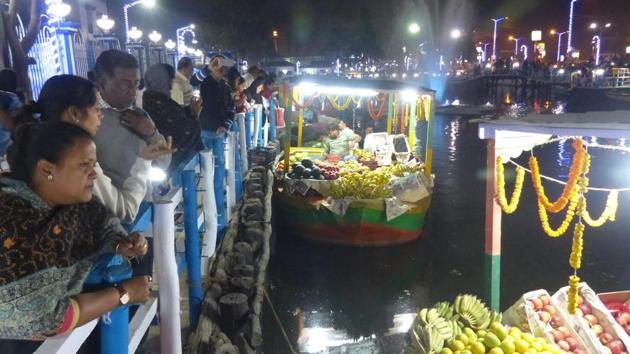 The floating market at Patuli is drawing people from all over Kolkata, especially during weekends.(Tanmay Chatterjee / HT Photo)