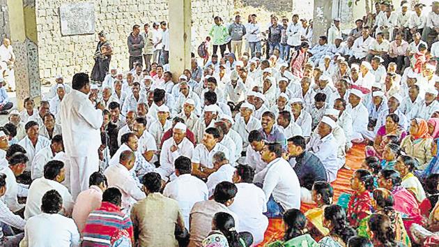 Farmers from Pargaon, Khanwadi, Ekhatpur, Kumbharvalan, Vanpuri and Udachiwadi, who will lose their lands to the international airport plan, stage a protest in Saswad on Monday. (HT PHOTO) Farmers from Pargaon, Khanwadi, Ekhatpur, Kumbharvalan, Vanpuri and Udachiwadi, who will lose their lands to the international airport plan, stage a protest in Saswad on Monday. (HT PHOTO)