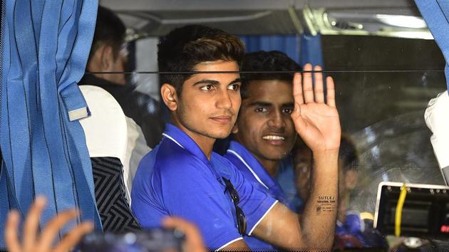 Indian U-19 cricket team’s Shubman Gill, who was named the player of the tournament after the ICC U-19 Cricket World Cup, waves to fans after arrival at the Mumbai airport on Monday.(Vijayanand Gupta/HT Photo)