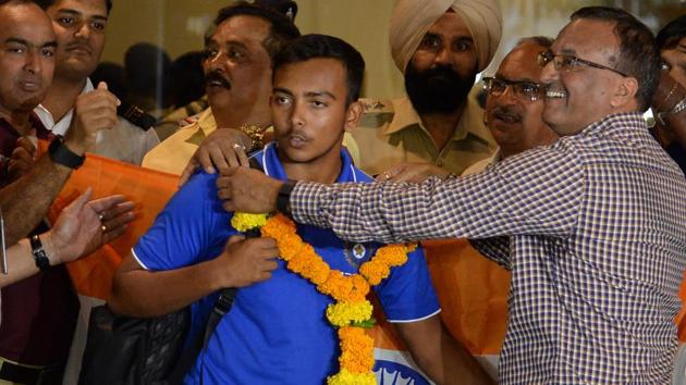 Skipper Prithvi Shaw (C) was welcomed by Mumbai Cricket Association officials after the team arrived at the international airport terminal. (AFP) Skipper Prithvi Shaw (C) was welcomed by Mumbai Cricket Association officials after the team arrived at the international airport terminal. (AFP)