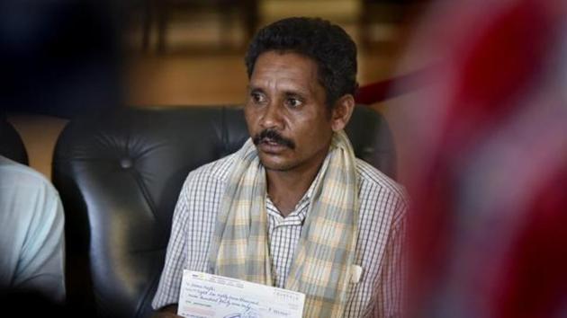 Dana Majhi, who carried the body of his dead wife for 10 km as there was no ambulance for him, received Rs 9 lakh from Bahraini prime minister Prince Khalifa bin Salman Al Khalifa. (HT File Photo) Dana Majhi, who carried the body of his dead wife for 10 km as there was no ambulance for him, received Rs 9 lakh from Bahraini prime minister Prince Khalifa bin Salman Al Khalifa. (HT File Photo)