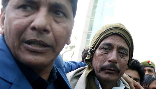 Jitendra Yadav’s father in tears outside the Noida hospital on Monday. (Salman Ali/ht photo) Jitendra Yadav’s father in tears outside the Noida hospital on Monday. (Salman Ali/ht photo)