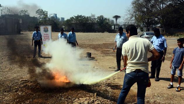 Round Table employees took turns in trying out the fire extinguisher to understand its functioning. (Shankar Narayan/HT PHOTO) Round Table employees took turns in trying out the fire extinguisher to understand its functioning. (Shankar Narayan/HT PHOTO)
