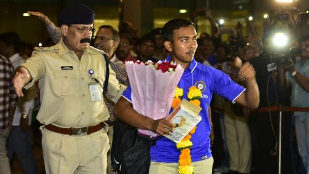 Prithvi Shaw gestures towards the crowd at the Mumbai airport on Monday. (Vijayanand Gupta/HT Photo) Prithvi Shaw gestures towards the crowd at the Mumbai airport on Monday. (Vijayanand Gupta/HT Photo)