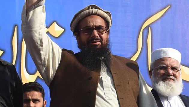 Pakistani head of the Jamaat-ud-Dawa Hafiz Saeed (C) waves to protesters as they gather in a rally to mark Kashmir Solidarity Day in Lahore on February 5, 2018. (AFP Photo) Pakistani head of the Jamaat-ud-Dawa Hafiz Saeed (C) waves to protesters as they gather in a rally to mark Kashmir Solidarity Day in Lahore on February 5, 2018. (AFP Photo)