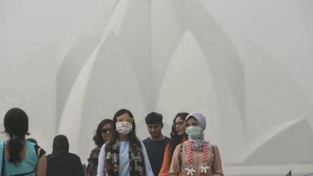 Tourists wearing masks as they visit Lotus Temple on a smoggy morning in New Delhi on November 7, 2017.(Burhaan Kinu/HT File Photo) Tourists wearing masks as they visit Lotus Temple on a smoggy morning in New Delhi on November 7, 2017.(Burhaan Kinu/HT File Photo)