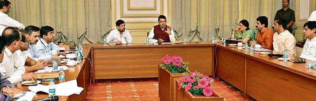 Chief minster Devendra Fadnavis (centre, right) at the meeting with Pune elected members, civic officials amd Maha-Metro representatives in Mumbai on Tuesday. The CM called all parties to the meeting to resolve a stand-off over the construction site of a Shivaji Maharaj Memorial in the city clashing with the Pune Metro plan.(HT PHOTO)