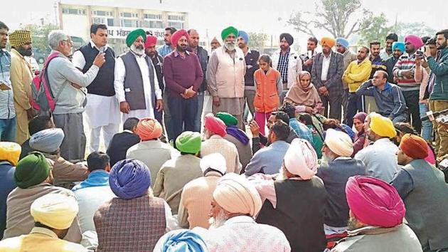 Former Jaitu SHO Gurmeet Singh (centre, with red turban and black trousers) apologising to students outside the Jaitu DSP’s office on Monday. (HT Photo) Former Jaitu SHO Gurmeet Singh (centre, with red turban and black trousers) apologising to students outside the Jaitu DSP’s office on Monday. (HT Photo)