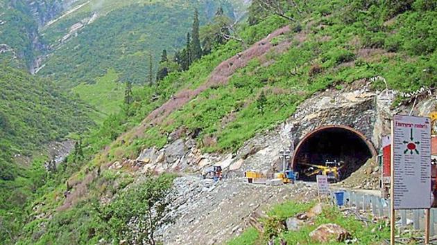 BRO to the rescue, gets polio drops to children through Rohtang tunnel .(Aqil Khan/HT)