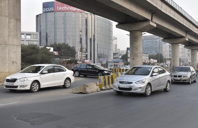 The cut on Golf Course Road, near the Vipul Belmonte Apartments, has turned a death trap for commuters. (Sanjeev Verma/HT FILE PHOTO) The cut on Golf Course Road, near the Vipul Belmonte Apartments, has turned a death trap for commuters. (Sanjeev Verma/HT FILE PHOTO)