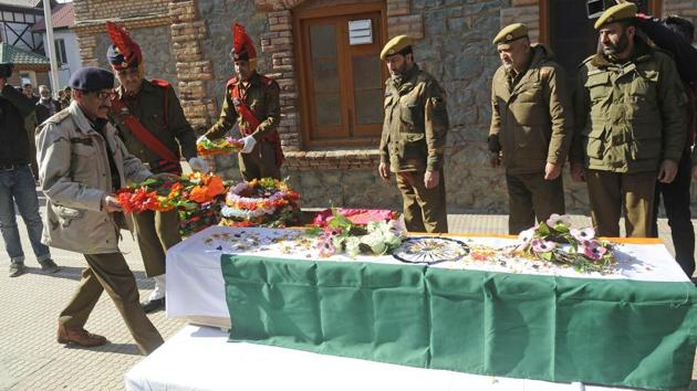 Senior police officers pay tributes near the coffin of slain policeman Mushtaq Ahmad during his wreath laying ceremony at District Police Lines in Srinagar on Tuesday. (Waseem Andrabi / HT Photo) Senior police officers pay tributes near the coffin of slain policeman Mushtaq Ahmad during his wreath laying ceremony at District Police Lines in Srinagar on Tuesday. (Waseem Andrabi / HT Photo)