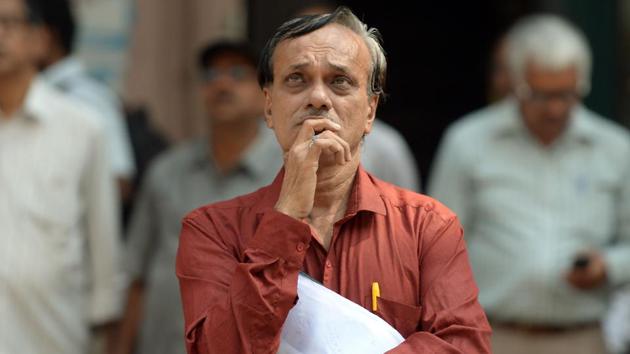 An Indian bystander watches a digital screen relaying the budget speech by Indian Finance Minister Arun Jaitley on the facade of the Bombay Stock Exchange (BSE) in Mumbai on February 1, 2018. (AFP Photo) An Indian bystander watches a digital screen relaying the budget speech by Indian Finance Minister Arun Jaitley on the facade of the Bombay Stock Exchange (BSE) in Mumbai on February 1, 2018. (AFP Photo)
