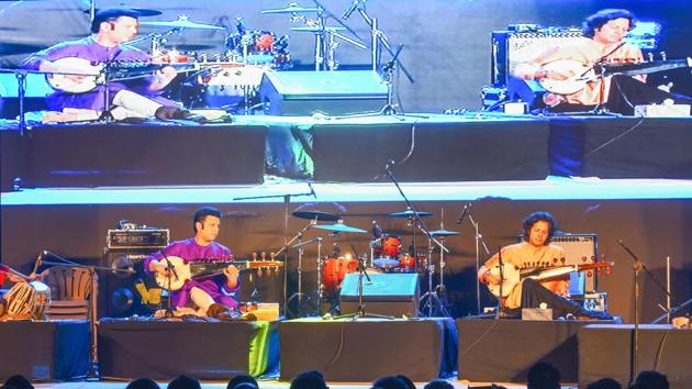 Amaan (left) and Ayaan Ali perform at Horniman Circle. (Pratik Chorge/HT) Amaan (left) and Ayaan Ali perform at Horniman Circle. (Pratik Chorge/HT)