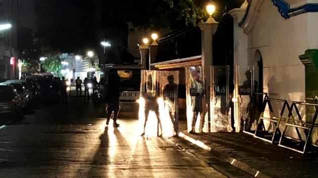 Security forces stand guard the Supreme Court in Male after Maldivian President Abdulla Yameen declared a state of emergency on February 5, 2018.(AFP)