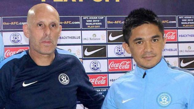 India captain Sunil Chhetri (R) is surprised by reports about players being unhappy with head coach Stephen Constantine.(PTI)