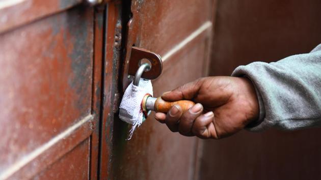 Officials from the North Corporation said so that they had sealed 970 commercial establishments so far. (Sanchit Khanna/HT PHOTO) Officials from the North Corporation said so that they had sealed 970 commercial establishments so far. (Sanchit Khanna/HT PHOTO)