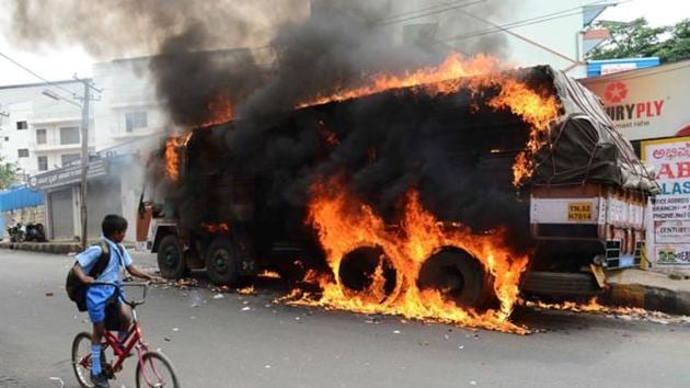 Kannada activists burnt a truck with a Tamil Nadu number plate during their protests against the Supreme Court’s verdict on Cauvery river water, 2017(HT) Kannada activists burnt a truck with a Tamil Nadu number plate during their protests against the Supreme Court’s verdict on Cauvery river water, 2017(HT)
