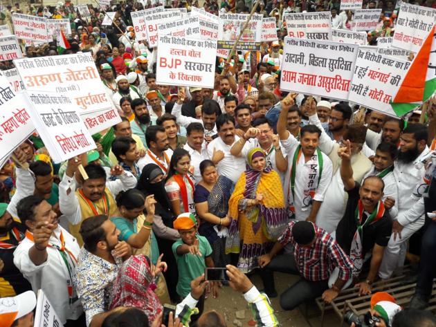 The protest was organised and led by Nationalist Congress Party MLA Jitendra Awhad on Wednesday morning. (Praful Gangurde/HT Photo) The protest was organised and led by Nationalist Congress Party MLA Jitendra Awhad on Wednesday morning. (Praful Gangurde/HT Photo)