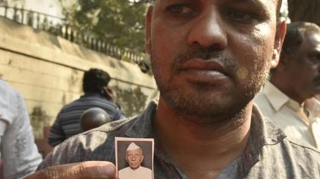 Narendra Patil, son of Dhule farmer Dharma Patil who died at JJ hospital a week after committing suicide. (HT FILE) Narendra Patil, son of Dhule farmer Dharma Patil who died at JJ hospital a week after committing suicide. (HT FILE)