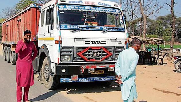 A truck held up at a ‘goonda tax’ collection point (right) on the outskirts of Bathinda.(Sanjeev Kumar/HT)