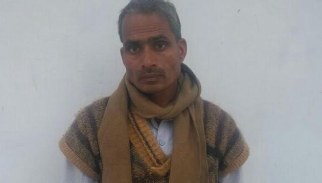 Rajendra Yadav, who was running his clinic on a bicycle in UP’s Unnao district, used to treat cold and cough. (HT Photo) Rajendra Yadav, who was running his clinic on a bicycle in UP’s Unnao district, used to treat cold and cough. (HT Photo)