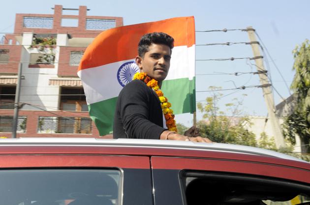Noida, India - February 07, 2018: Noida Pacer Shivam Mavi was given a grand welcome by family, friends, sportspersons and residents at DND toll plaza. (Sunil Ghosh/HT Photo) Noida, India - February 07, 2018: Noida Pacer Shivam Mavi was given a grand welcome by family, friends, sportspersons and residents at DND toll plaza. (Sunil Ghosh/HT Photo)