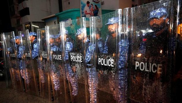 Maldivian police stand guard on a main street during a protest by opposition supporters against the government's delay in releasing their jailed leaders, including former president Mohamed Nasheed, despite a Supreme Court order, in Male, on Monday.(Reuters Photo) Maldivian police stand guard on a main street during a protest by opposition supporters against the government's delay in releasing their jailed leaders, including former president Mohamed Nasheed, despite a Supreme Court order, in Male, on Monday.(Reuters Photo)