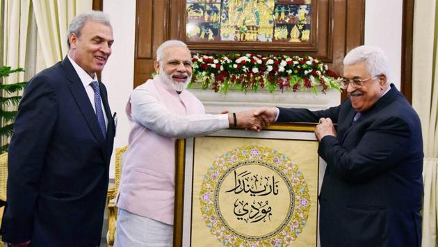 President of Palestine Mahmoud Abbas presents to Prime Minister Narendra Modi a portrait with his name inscribed in Arabic, in New Delhi.(PTI File Photo)