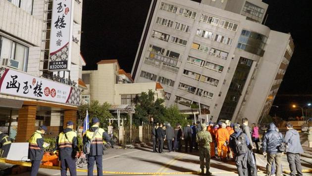 Rescue workers block off the area to search for survivors outside a building which tilted to one side after its foundation collapsed in Hualien following a strong 6.4-magnitude quake that rocked eastern Taiwan early on February 7, 2018. (AFP Photo) Rescue workers block off the area to search for survivors outside a building which tilted to one side after its foundation collapsed in Hualien following a strong 6.4-magnitude quake that rocked eastern Taiwan early on February 7, 2018. (AFP Photo)