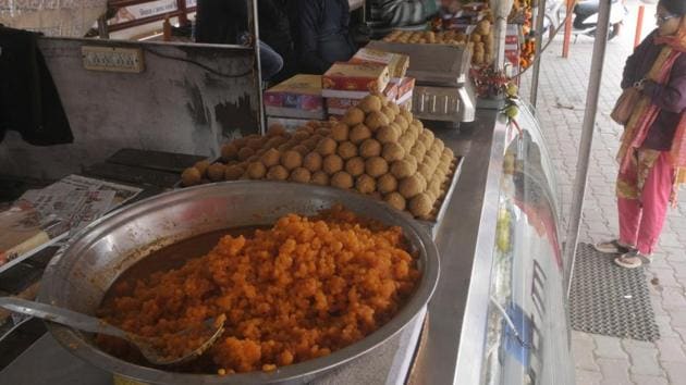 FSSAI’s CEO Pawan Agarwal had asked states to ensure that safe ‘prasad’ is served to devotees at places of worship.(HT)