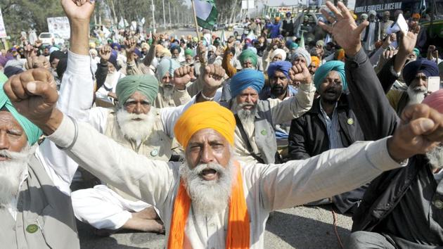 Farmers raise slogans against the Punjab government while blocking a highway towards Sangrur on the outskirts of Patiala on Wednesday. (Bharat Bhushan/HT) Farmers raise slogans against the Punjab government while blocking a highway towards Sangrur on the outskirts of Patiala on Wednesday. (Bharat Bhushan/HT)