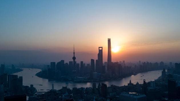 The sun rises over the skyline of the Lujiazui Financial District along the Huangpu River in Shanghai on February 4, 2018. (AFP Photo) The sun rises over the skyline of the Lujiazui Financial District along the Huangpu River in Shanghai on February 4, 2018. (AFP Photo)
