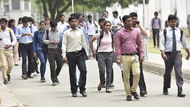 The National Sample Survey Office estimates for 2009-10 show that people in regular jobs earned less than Rs 7,000 and Rs 11,000 per month in rural and urban areas.(HT File Photo)