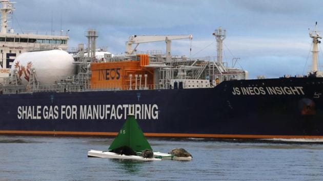 A tanker carrying the first shipment of US shale gas docking at Grangemouth, Scotland, Britain, September 27, 2016(REUTERS)