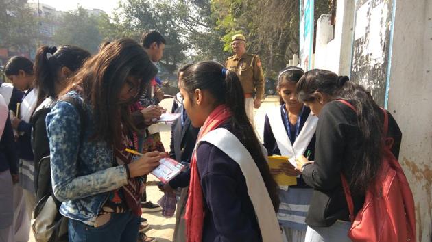On Thursday, at the Government Inter College, Noida, representatives of an institute that imparts air hostess training were seen talking to girl students and briefing about the training course.(HT Photo)